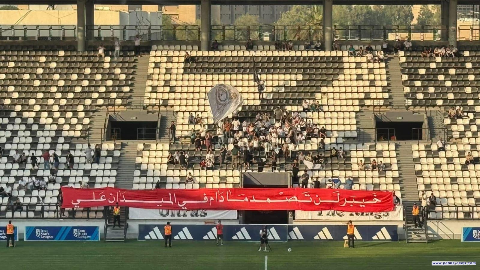 جماهير نادي الزوراء ترفع لافتة " خيبر لن تصمد مادام في الميدان علي" في مباراتهم فريقهم مع القاسم.